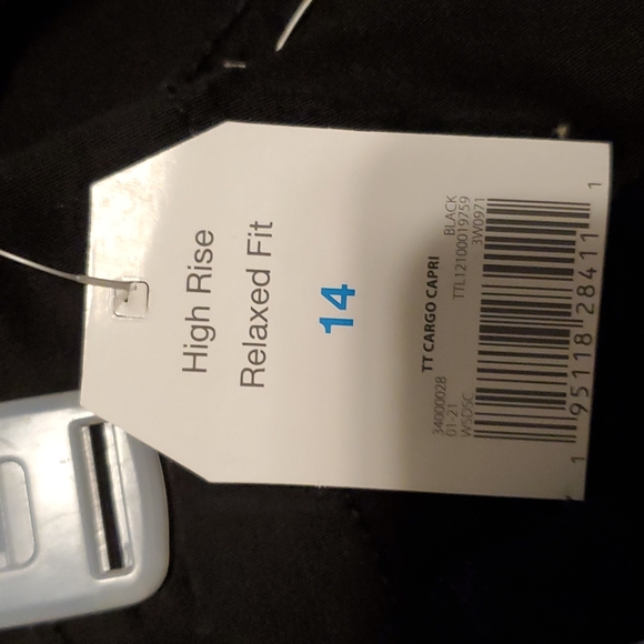 TIME AND TRU HI-RISE RELAXED FIT CARGO CAPRI Size 4 - Picture 12 of 14